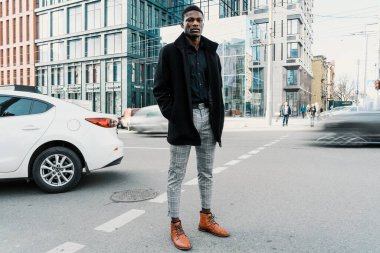 Genç, yakışıklı, Afro-Amerikan adam. 