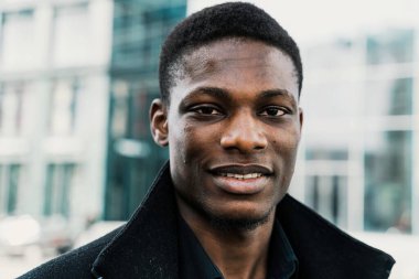 Genç, yakışıklı, Afro-Amerikan adam. 