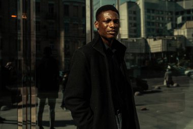 Genç, yakışıklı, Afro-Amerikan adam. 