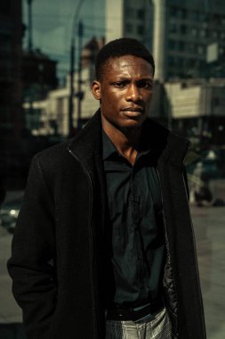 Genç, yakışıklı, Afro-Amerikan adam. 