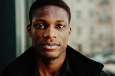 Genç, yakışıklı, Afro-Amerikan adam. 