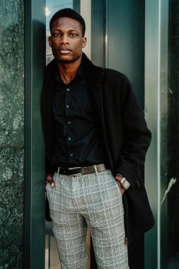 Genç, yakışıklı, Afro-Amerikan adam. 