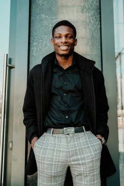 Genç, yakışıklı, Afro-Amerikan adam. 