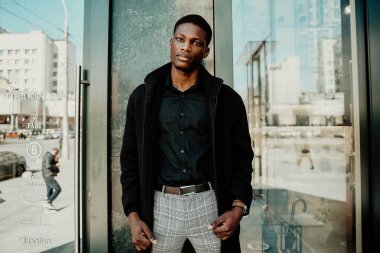 Genç, yakışıklı, Afro-Amerikan adam. 