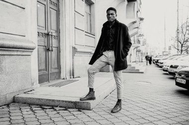 Genç, yakışıklı, Afro-Amerikan adam. 