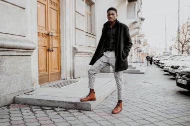 Genç, yakışıklı, Afro-Amerikan adam. 