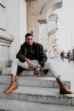 Genç, yakışıklı, Afro-Amerikan adam. 