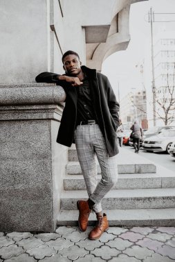 Genç, yakışıklı, Afro-Amerikan adam. 