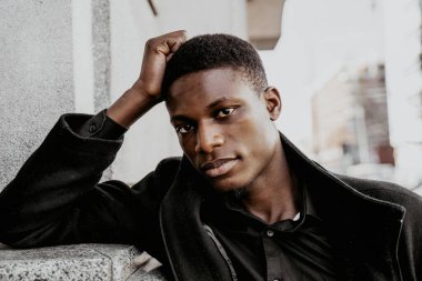 Genç, yakışıklı, Afro-Amerikan adam. 