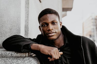 Genç, yakışıklı, Afro-Amerikan adam. 