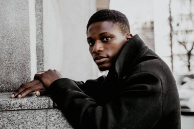 Genç, yakışıklı, Afro-Amerikan adam. 