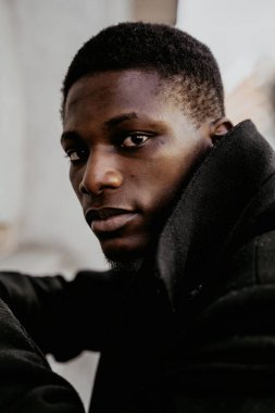 Genç, yakışıklı, Afro-Amerikan adam. 