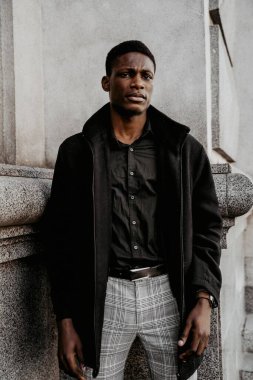 Genç, yakışıklı, Afro-Amerikan adam. 