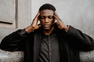 Genç, yakışıklı, Afro-Amerikan adam. 