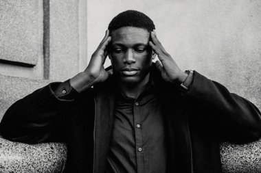 Genç, yakışıklı, Afro-Amerikan adam. 