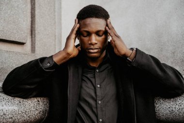 Genç, yakışıklı, Afro-Amerikan adam. 