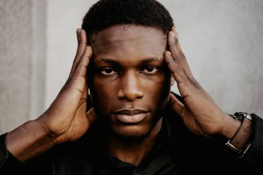 Genç, yakışıklı, Afro-Amerikan adam. 