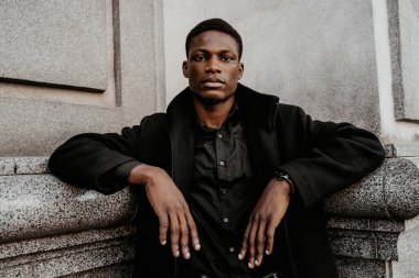 Genç, yakışıklı, Afro-Amerikan adam. 