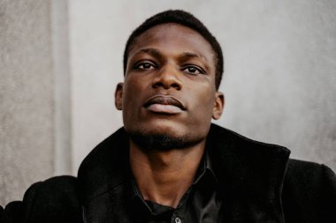 Genç, yakışıklı, Afro-Amerikan adam. 