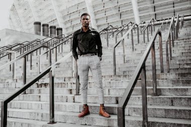 Genç, yakışıklı, Afro-Amerikan adam. 