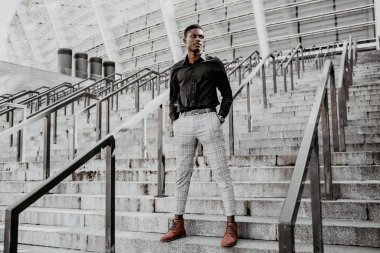 Genç, yakışıklı, Afro-Amerikan adam. 