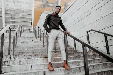Genç, yakışıklı, Afro-Amerikan adam. 