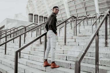 Genç, yakışıklı, Afro-Amerikan adam. 