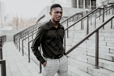 Genç, yakışıklı, Afro-Amerikan adam. 