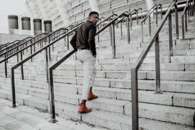 Genç, yakışıklı, Afro-Amerikan adam. 