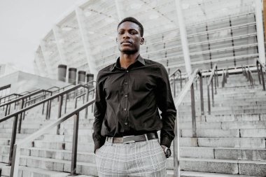 Genç, yakışıklı, Afro-Amerikan adam. 