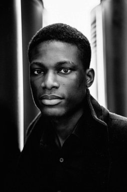 Genç, yakışıklı, Afro-Amerikan adam. 