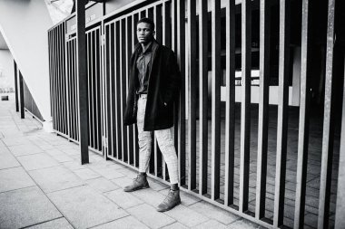 Genç, yakışıklı, Afro-Amerikan adam. 