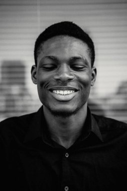 Genç, yakışıklı, Afro-Amerikan adam. 