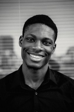 Genç, yakışıklı, Afro-Amerikan adam. 