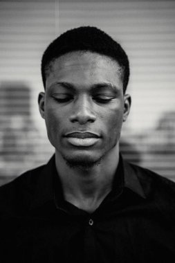 Genç, yakışıklı, Afro-Amerikan adam. 