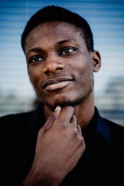 Genç, yakışıklı, Afrikalı Amerikalı bir adamın portresi. 