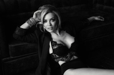 muhteşem genç baştan çıkarıcı kadın içeride poz veriyor. 