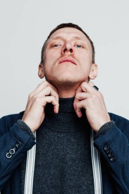 Eski moda kıyafetlerle genç bir adamın stüdyo portresi.