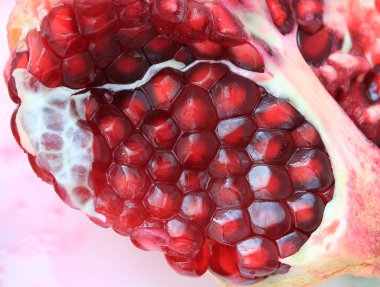 Olgun nar tohumları ilginç bir desen oluşturur.