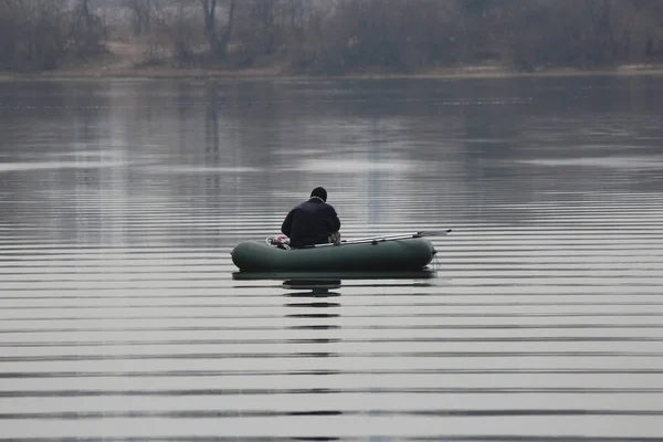 Pesca en otoño en la niebla de la mañana — Foto de Stock