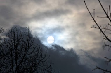 Güneşin ışığı gök gürültüsü bulutlarını zar zor aşıyor.