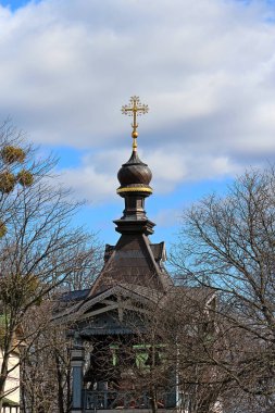 Kiev 'deki İyon manastırı ilkbahar gökyüzüne karşı