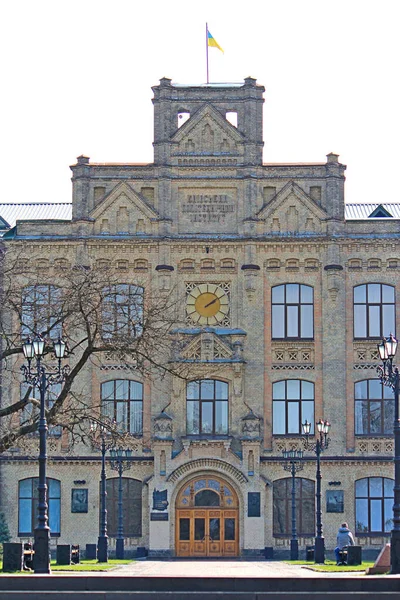 Kiev Politeknik Enstitüsü 'nün ana binasının ana girişi, karantina sırasında ıssız.