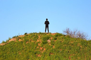 Eğitimdeki sporcu tepenin zirvesine koştu.