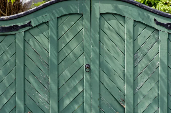 Portas de madeira verde — Fotografia de Stock