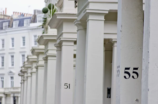 Maison numéro 55 sur pilier blanc à Londres — Photo