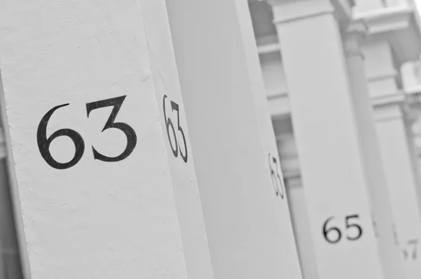 Maison numéro 63 sur pilier blanc à Londres — Photo