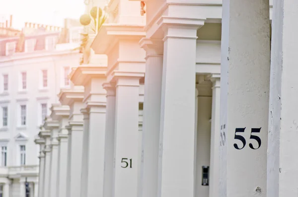 런던에서 흰색 기둥에 집 번호 55 — 스톡 사진