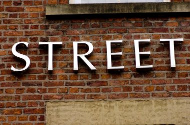 Word Caddesi üzerinde kırmızı tuğla duvar Londra'da.