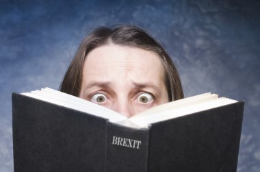 Mavi arka plan üzerinde kitabın kapağında yazılı Brexit... Olgun kadın odaklı ve kitaba çengel.